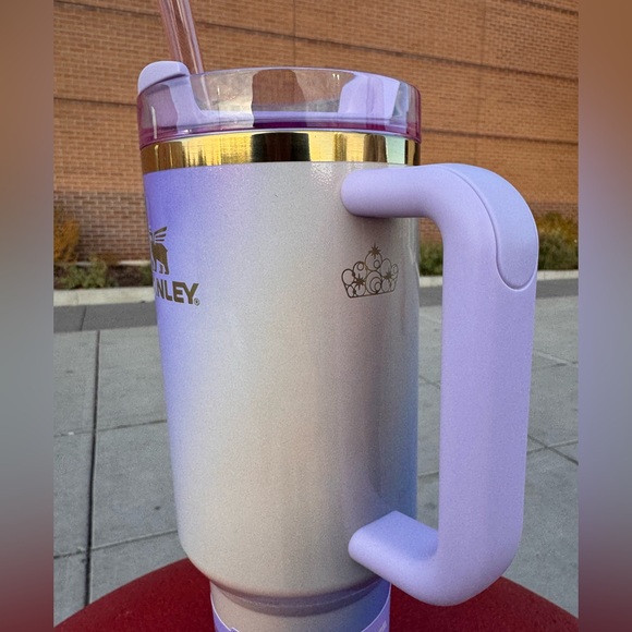 Stanley x Wicked 40oz FlowState Quencher Tumbler Glinda For Good in hand - Picture 4 of 7